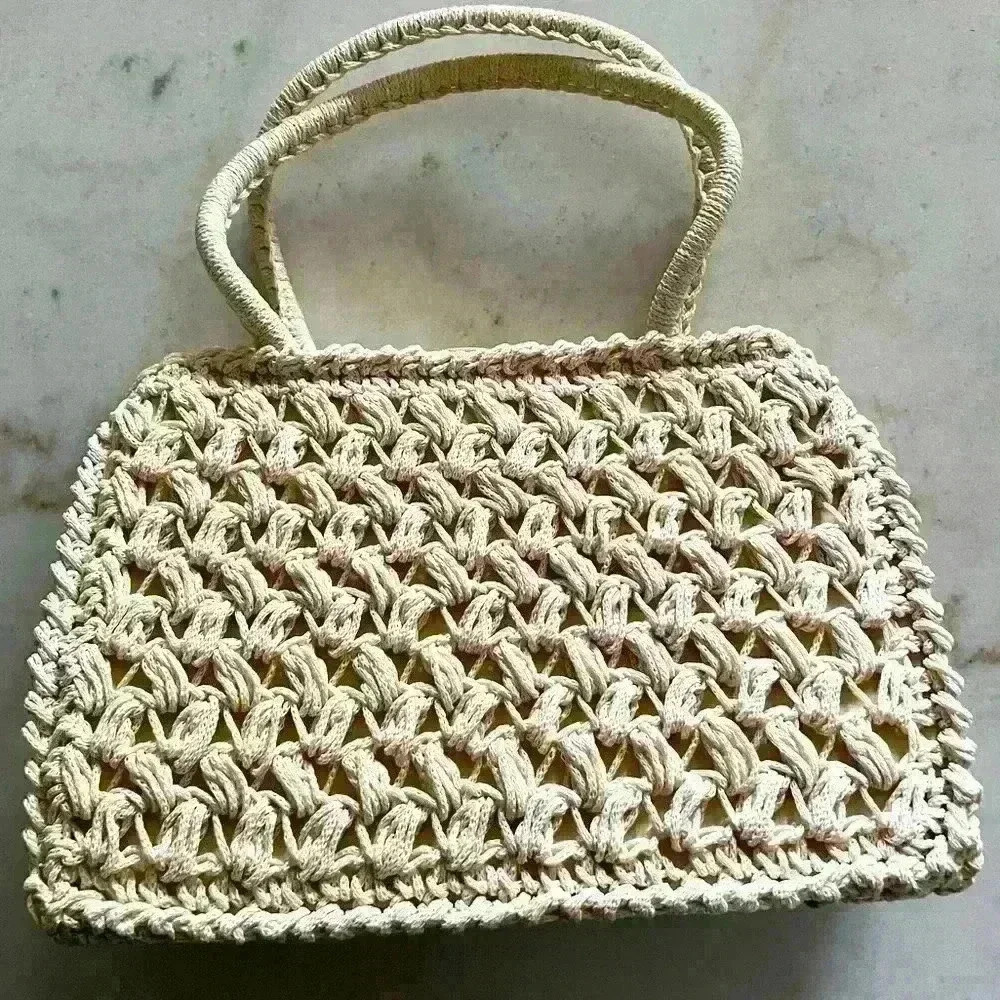 Vintage woven cream colored ladies handbag.